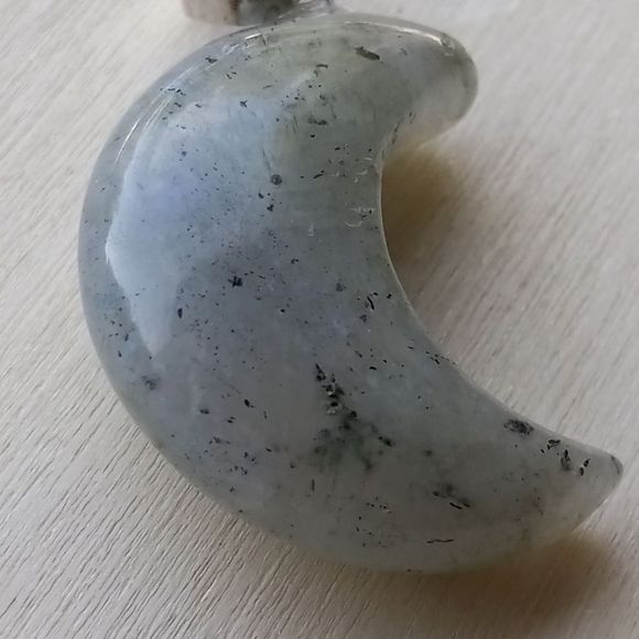 Labradorite moon pendant - Picture 3 of 13
